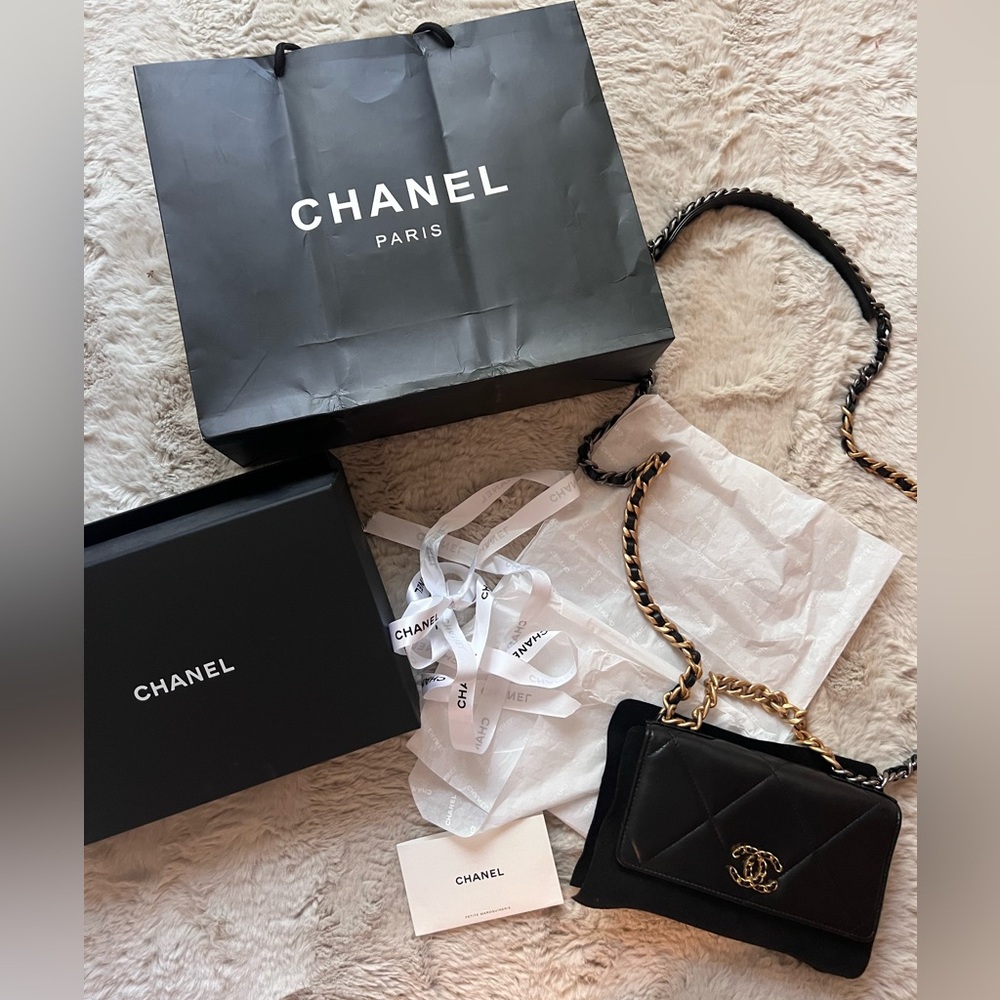 Chanel 19 WOC lambskin quilted authentic🖤 Excellent condition 🖤 - Picture 8 of 14